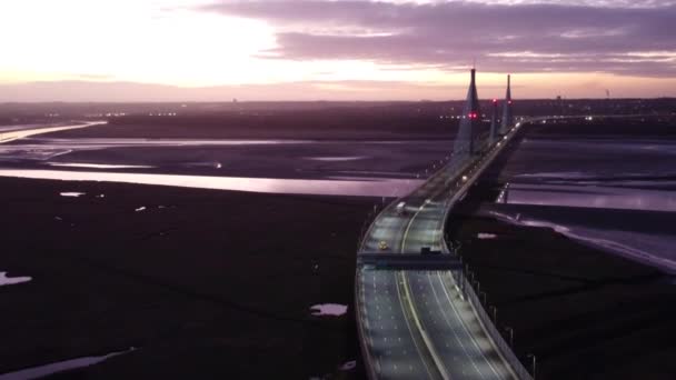 Mersey Gateway Illuminé Pont Péage Traversant Vue Aérienne Pendant Lever — Video