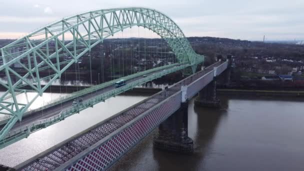 Silberjubiläum Durch Bogenbrücke Mautquerung Luftaufnahme Der Stadterneuerung Fluss Mersey — Stockvideo