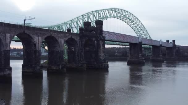 Gümüş Jübile Kemer Köprüsünden Geçer Mersey Nehri Kıyısı Kentsel Yenilenme — Stok video