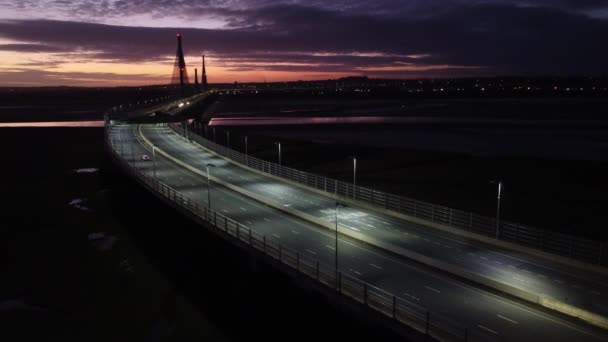 Mersey Gateway Verlichte Tolbrug Kruising Hoogtezicht Tijdens Paarse Zonsopgang Rivier — Stockvideo