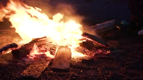 Kokko Yöllä Pimeällä Taustalla Syttynyt Tulipalo Käsikäyttöinen Laukaus — kuvapankkivideo