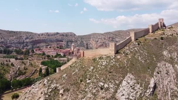 西班牙Teruel的Albarracin空中无人机视图 飞越城墙观看Terracotta中世纪房屋和摩尔城堡 — 图库视频影像