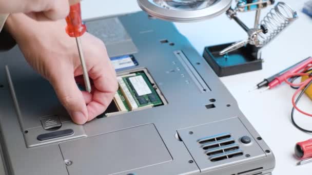 计算机技师从笔记本电脑上取出电池 双手合拢拆卸计算机 — 图库视频影像