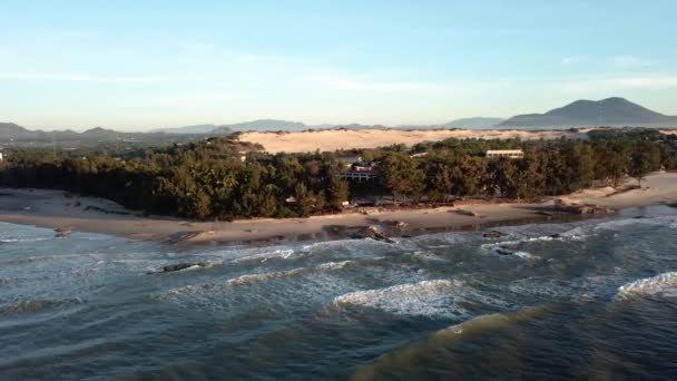 ベトナムの海岸線の航空追跡フレームの権利 海岸線を襲う強力な波 青い空 — ストック動画