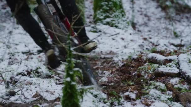 Egy Mountain Bike Felemel Egy Követ Hátsó Kerékkel Hóban Lassítva — Stock videók