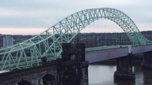 Jubilé Argent Traversant Pont Arche Péage Traversant Rivière Mersey Vue — Video