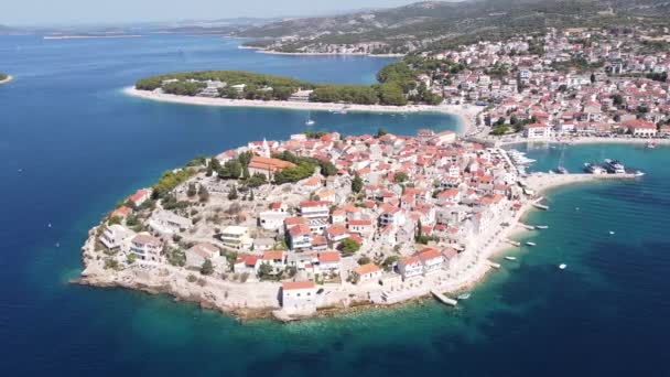 克罗地亚达尔马提亚Primosten古城 岛屿村 空中无人机视图 — 图库视频影像