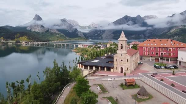 Luchtdrone View Riao Leon Spanje Stad Bergen Brug Een Bewolkte — Stockvideo