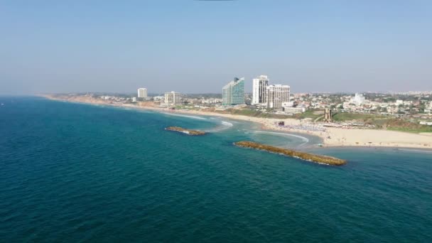 Hoge Toeristische Hotels Appartementen Herzliya Met Uitzicht Helderblauwe Middellandse Zee — Stockvideo