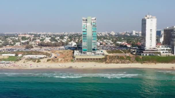 Beautiful High Rise Hotel Overlooking Beautifully Calm Mediterranean Sea Waves — Stock Video