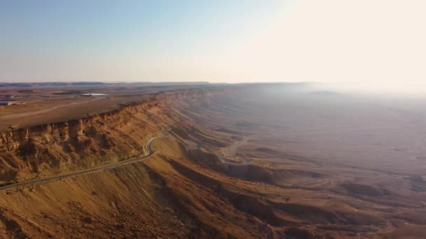 Красивые Коричневые Крутые Горные Стены Эрозии Израиле Называют Махтеш Рамон — стоковое видео