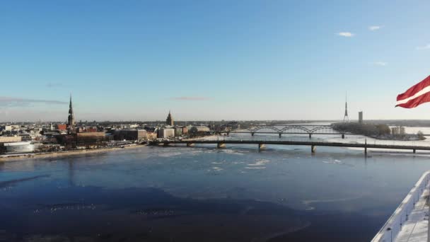 Widok Panoramiczny Mijający Łotewską Flagę Rzeką Daugava Stolicą Łotwy Ryga — Wideo stockowe