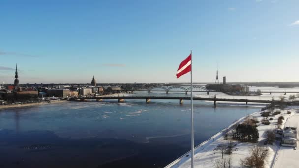 Панорамный Вид Над Латвийским Флагом Развевающимся Ветру Рекой Даугава Столицей — стоковое видео