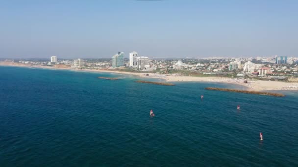 Verschillende Windsurfers Surfen Het Helderblauwe Water Van Middellandse Zee Richting — Stockvideo