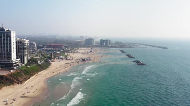 이스라엘에 휴양지들이 따뜻하고 파도가 헤르셀 리야의 해변으로 뒤에서 — 비디오