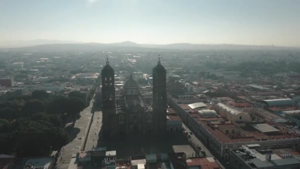 Voo Aéreo Orbitando Bela Basílica Puebla Com Montanhas Horizonte Durante — Vídeo de Stock