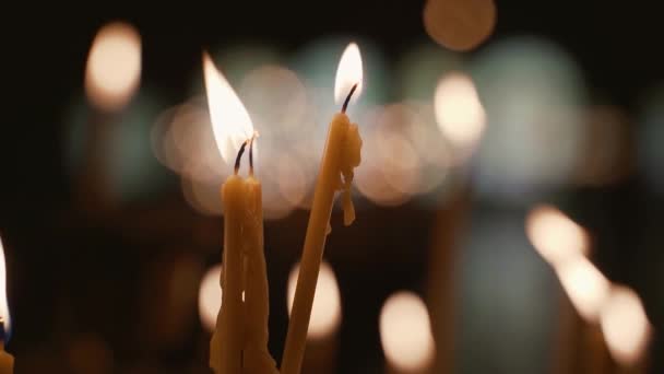 Slow Motion Närbild Tända Ljus Europeisk Kyrka — Stockvideo