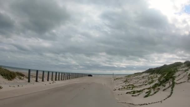 Pov砂の砂丘の間の舗装道路を運転し テアス湾沿岸に沿ってノースパドル島のビーチにオン 自然の概念 — ストック動画