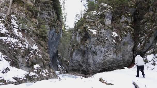 Hombre Caminando Sendero Nevado Por Una Montaña Rocosa Tiro Ancho — Vídeos de Stock