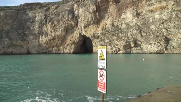 Tecken Slippery Surface Placerad Nära Inland Sea Caves Gozo Island — Stockvideo