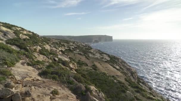 Colinas Íngremes Com Vegetação Perto Costa Mar Mediterrâneo Gozo Island — Vídeo de Stock