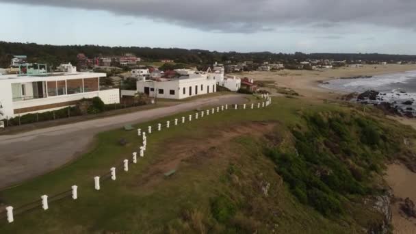 Letecký Let Podél Luxusních Vil Písečné Pláži Pobřeží Pedrera Uruguayi — Stock video