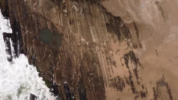 Aerial Birds Eye Shot Waves Flooding Spectacular Old Rocks Piękny — Wideo stockowe