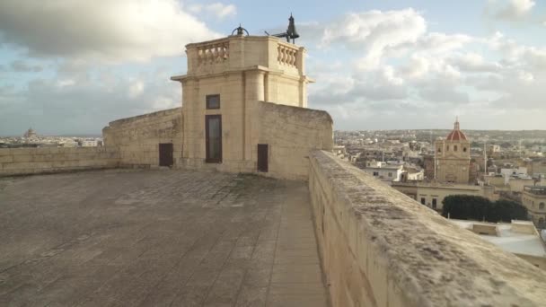 晴れた日にビクトリア市に向かって鐘とシタデラ要塞の建物 — ストック動画