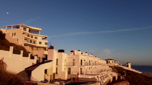 Nerja Nın Dışındaki Punta Alta Tepelerinde Yeni Bir Apartman Gökyüzünde — Stok video