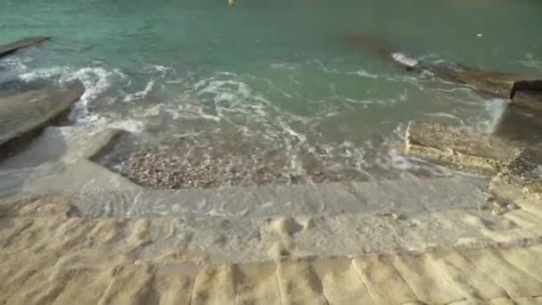 Mare Mediterraneo Onde Lavaggio Riva Piena Ciottoli Vicino Grotte Del — Video Stock