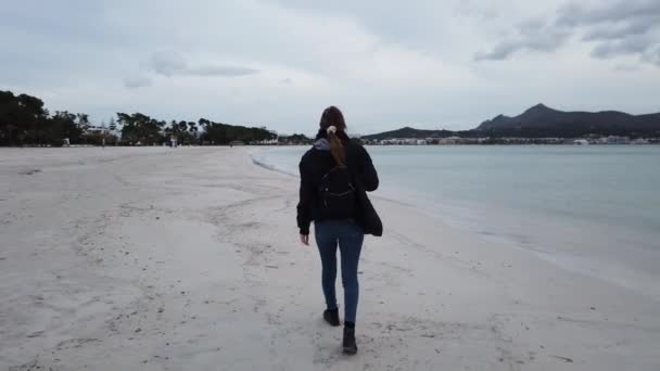 Donna Che Cammina Lungo Una Spiaggia Solitaria Inverno — Video Stock