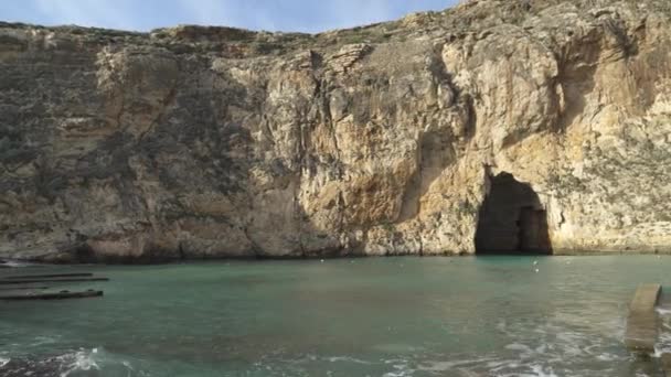 マルタの内陸海の洞窟エリアのパノラマと石の桟橋は海の水で洗われています — ストック動画