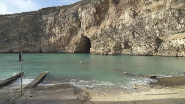 Buoys Flaoting Superfície Mar Mediterrâneo Perto Cavernas Mar Interior Gozo — Vídeo de Stock