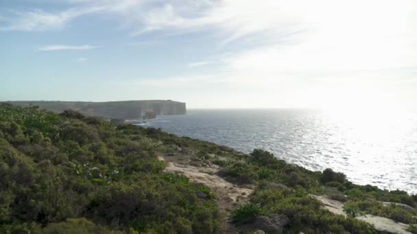 Ventana Azul Permanece Visible Segundo Plano Cerca Costa Del Mar — Vídeos de Stock