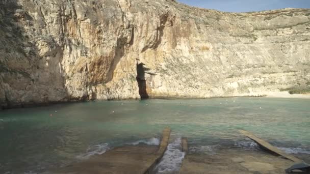 ゴゾ島の晴れた冬の日に水でブイとマルタの内陸海の洞窟エリア — ストック動画
