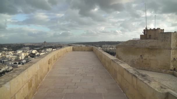 Wandelen Verdedigende Vestingmuur Van Cittadella Bewolkte Stormachtige Dag Gozo Island — Stockvideo