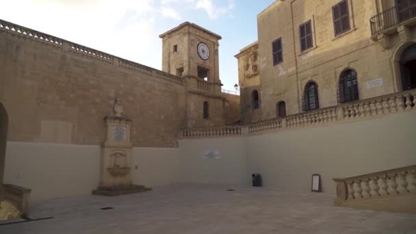 Forntida Klocktornet Cittadella Fästning Main Square Soliga Vinterdagen — Stockvideo