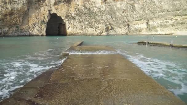 Akdeniz Dalgaları Gozo Adası Ndaki Deniz Mağaraları Yakınlarındaki Taş Skeleyi — Stok video