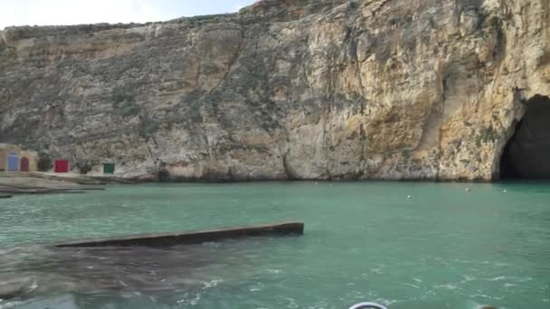 Panoramatický Výhled Vnitrozemské Jeskyně Moře Jsou Slunečný Den Ostrově Gozo — Stock video