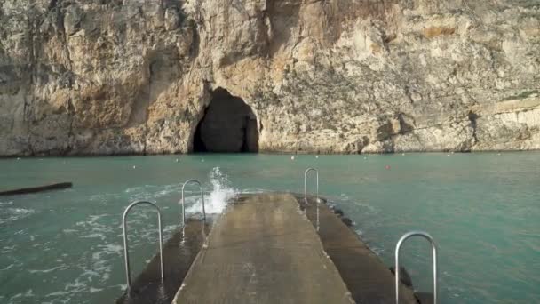 Promenad Stenpiren Nära Inland Sea Grottor Med Medelhavet Vågor Kraschar — Stockvideo