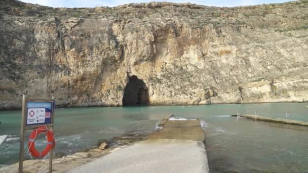 Grottorna Inlandssjöfarten Försedda Med Skylt Med Säkerhetsinformation Stranden Och Livbälte — Stockvideo