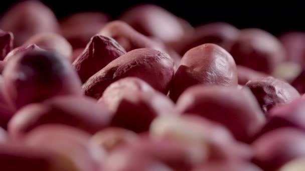 Tracking Macro Closeup Amendoins Suas Peles Vermelhas — Vídeo de Stock