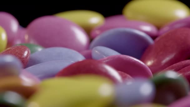 Tracking Macro Closeup Dulces Chocolate Multicolores — Vídeo de stock