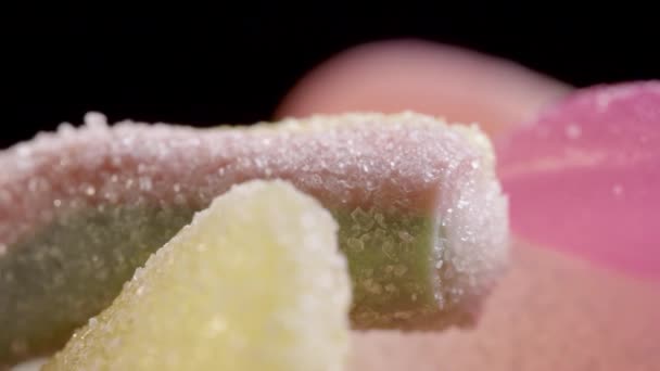 Tracking Macro Closeup Van Met Suiker Bedekte Bruisende Zoetigheden — Stockvideo