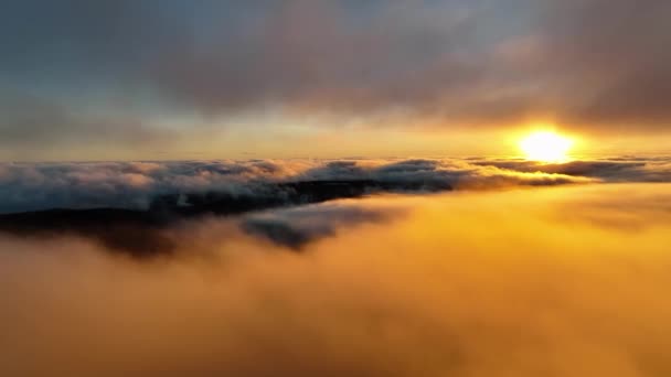 Beau Paysage Nuageux Coucher Soleil Aperçus Montagne Venant Travers Couche — Video