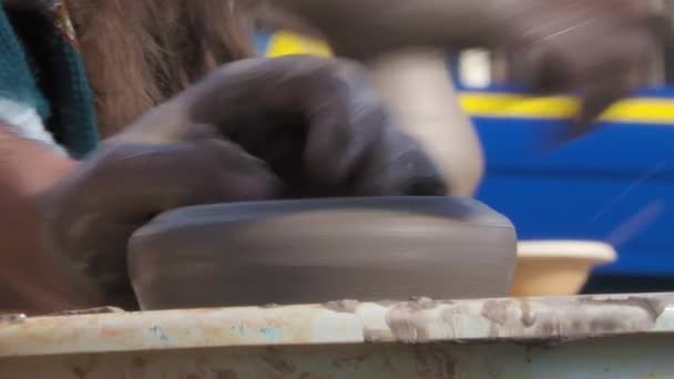 Close Das Mãos Oleiro Moldando Vaso Argila Com Outro Vaso — Vídeo de Stock