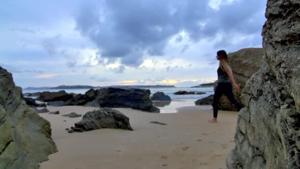 Bred Fotografering Stranden Bakgrunden Där Sexig Brunett Ung Kvinnlig Modell — Stockvideo