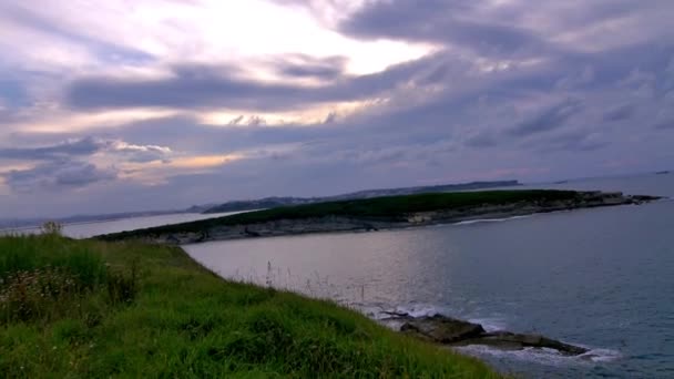 Weite Schwenkaufnahme Einer Spektakulären Klippe Santander Wir Einen Einzigartigen Sonnenuntergang — Stockvideo