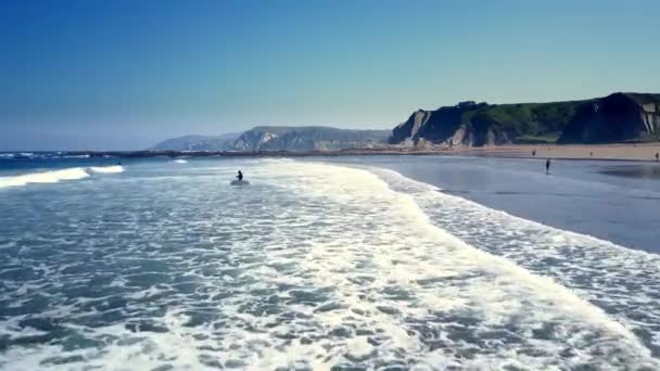 Increíble Disparo Con Dron Playa Sopelana Donde Vemos Los Surfistas — Vídeo de stock
