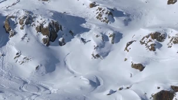 オーストリアのアルプスの自然の斜面に乗って岩に乗って無料でスキーをした後 — ストック動画